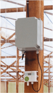 Sensor de temperatura e umidade (embaixo) e enviando dados para o transmissor, em sistema automatizado. Fonte: Autor.